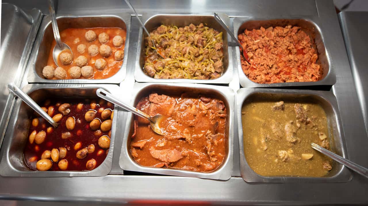 Barra de buffet con guisados mexicanos calientes