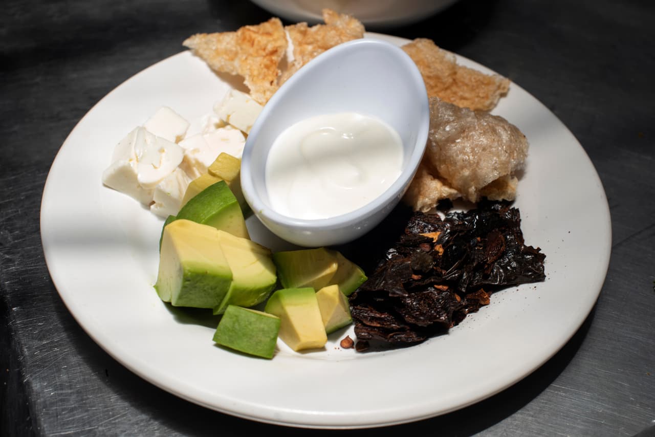 Chicharrón con guacamole, queso fresco y crema