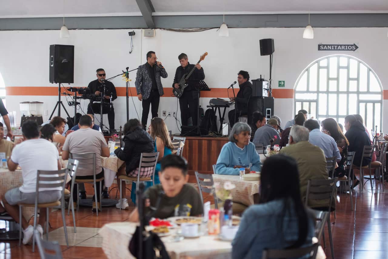 Grupo musical tocando en vivo en el salón de Parador del Valle mientras los comensales comen