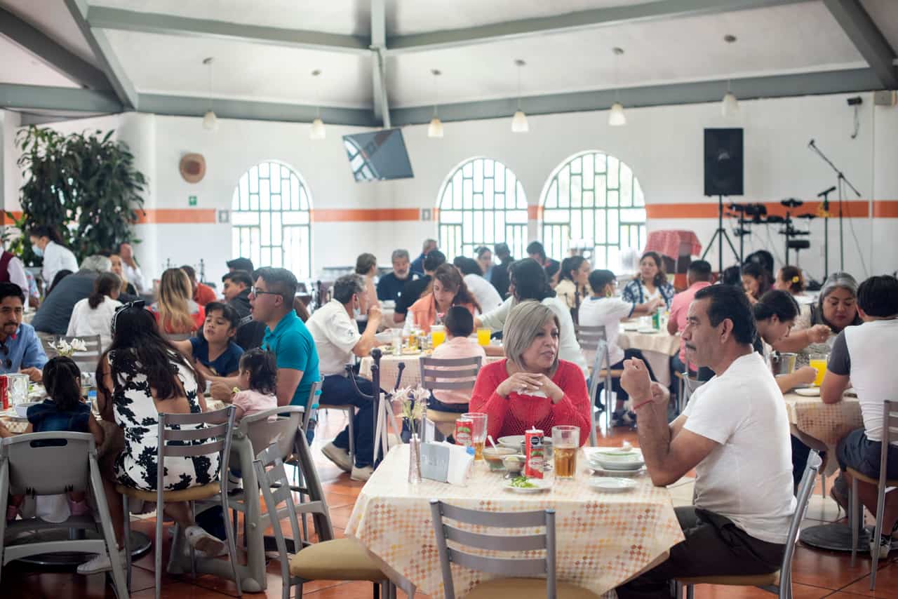 Familias compartiendo la comida en el salón de Parador del Valle